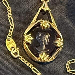Avon Antique Moments amethyst Cameo 
Pendant 1992 Vintage 16.5 long EUC